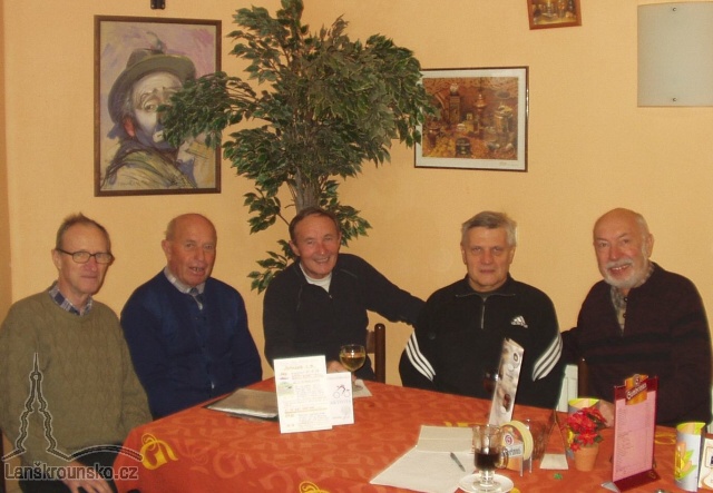 08_na schuzce v pizzerii_3.jpg